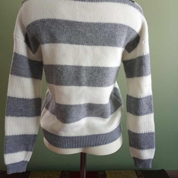 Sweater - Picture 4 of 4